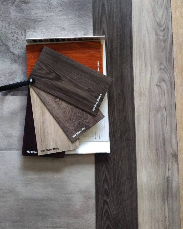 Muestrario de pisos LVT con acabados de madera