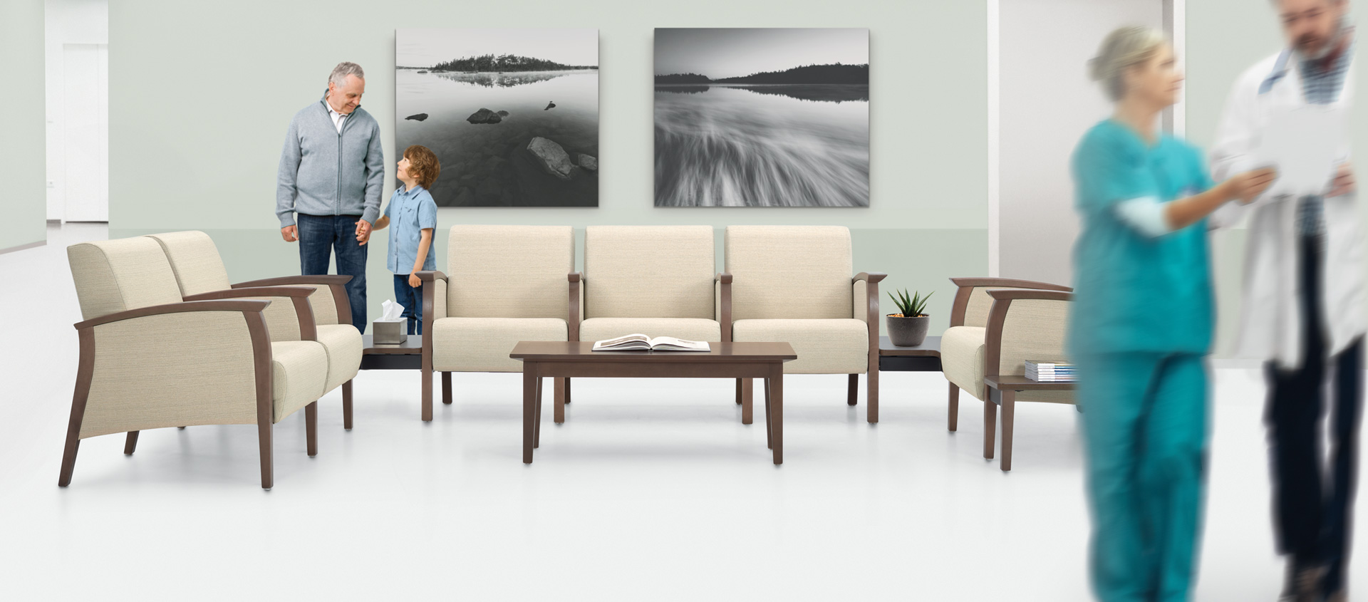 Área de espera hospitalaria con sillones tapizados y mesa de centro de madera